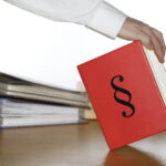 Griff zum Gesetzbuch